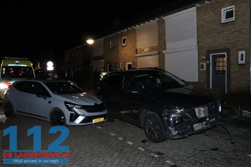 Bestuurder onwel achter het stuur: Twee geparkeerde auto’s zwaar beschadigd bij ongeval Venkelstraat 112 De Langstraat
