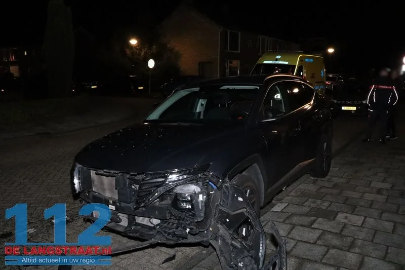 Bestuurder onwel achter het stuur: Twee geparkeerde auto’s zwaar beschadigd bij ongeval Venkelstraat 112 De Langstraat