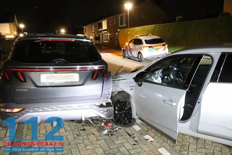 Bestuurder onwel achter het stuur: Twee geparkeerde auto’s zwaar beschadigd bij ongeval Venkelstraat 112 De Langstraat