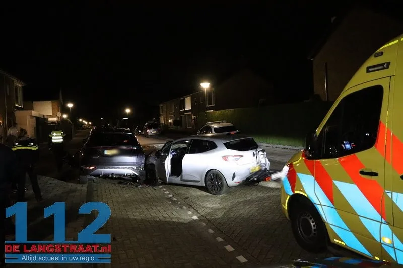 Bestuurder onwel achter het stuur: Twee geparkeerde auto’s zwaar beschadigd bij ongeval Venkelstraat 112 De Langstraat