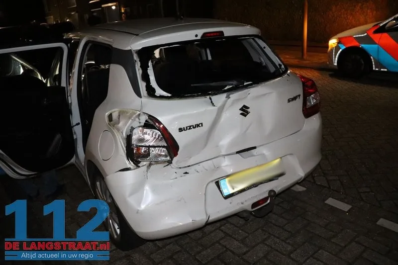 Bestuurder onwel achter het stuur: Twee geparkeerde auto’s zwaar beschadigd bij ongeval Venkelstraat 112 De Langstraat