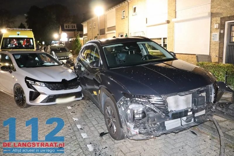 Bestuurder onwel achter het stuur: Twee geparkeerde auto’s zwaar beschadigd bij ongeval Venkelstraat 112 De Langstraat