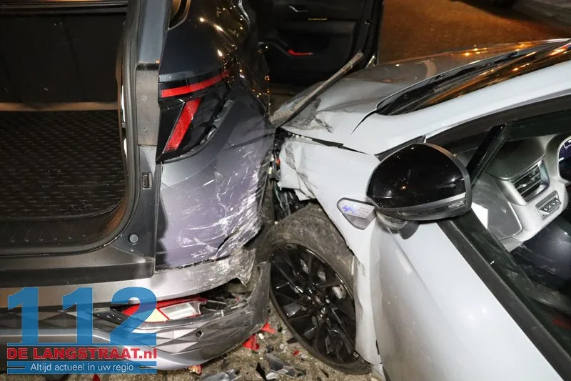 Bestuurder onwel achter het stuur: Twee geparkeerde auto’s zwaar beschadigd bij ongeval Venkelstraat 112 De Langstraat