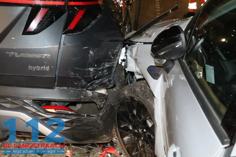 Bestuurder onwel achter het stuur: Twee geparkeerde auto’s zwaar beschadigd bij ongeval Venkelstraat 112 De Langstraat