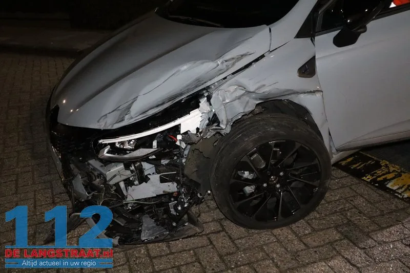 Bestuurder onwel achter het stuur: Twee geparkeerde auto’s zwaar beschadigd bij ongeval Venkelstraat 112 De Langstraat