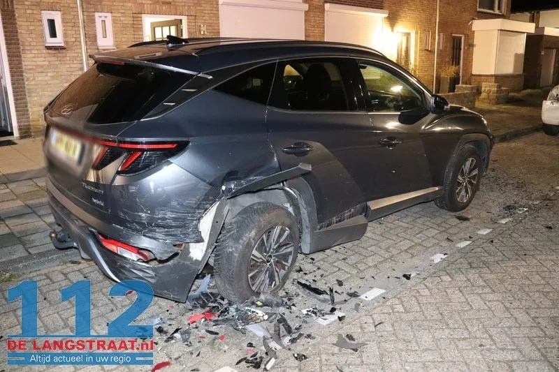 Bestuurder onwel achter het stuur: Twee geparkeerde auto’s zwaar beschadigd bij ongeval Venkelstraat 112 De Langstraat