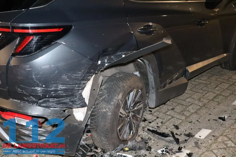Bestuurder onwel achter het stuur: Twee geparkeerde auto’s zwaar beschadigd bij ongeval Venkelstraat 112 De Langstraat