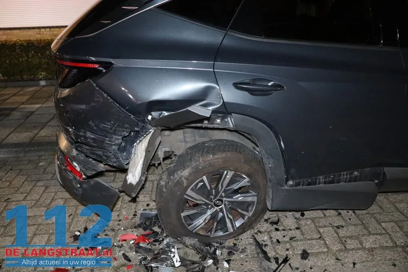 Bestuurder onwel achter het stuur: Twee geparkeerde auto’s zwaar beschadigd bij ongeval Venkelstraat 112 De Langstraat