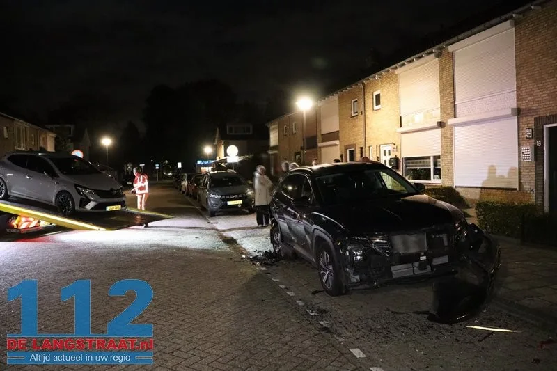 Bestuurder onwel achter het stuur: Twee geparkeerde auto’s zwaar beschadigd bij ongeval Venkelstraat 112 De Langstraat