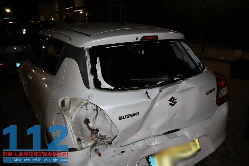Bestuurder onwel achter het stuur: Twee geparkeerde auto’s zwaar beschadigd bij ongeval Venkelstraat 112 De Langstraat