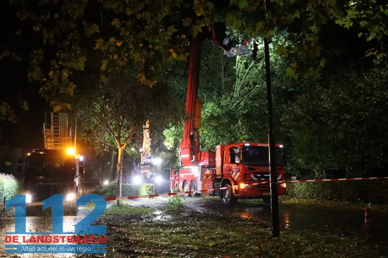 Meerdere bomen omgewaaid door storm Austen in Sprang-Capelle 112 De Langstraat