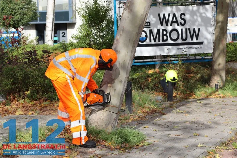 Boom dreigt om te vallen, brandweer zaagt boom om Kaatsheuvel 112 De Langstraat