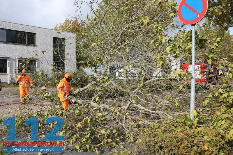 Boom dreigt om te vallen, brandweer zaagt boom om Kaatsheuvel 112 De Langstraat