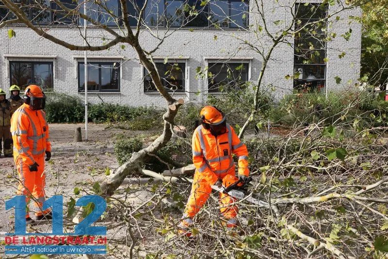 Boom dreigt om te vallen, brandweer zaagt boom om Kaatsheuvel 112 De Langstraat