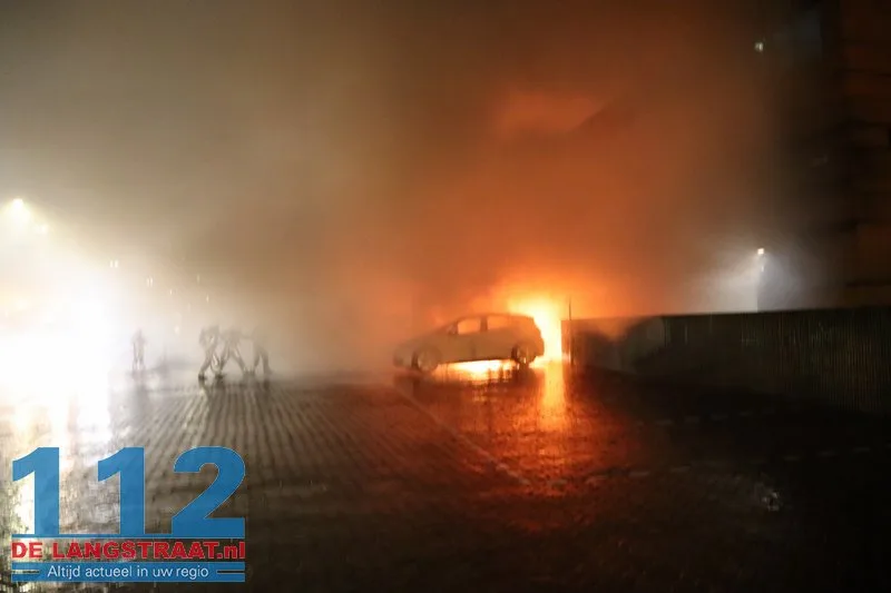 Politie onderzoekt brandstichting na verwoestende brand: Drie handhavingsauto’s uitgebrand bij gemeentehuis Waalwijk 112 De Langstraat