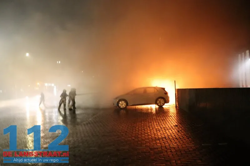Politie onderzoekt brandstichting na verwoestende brand: Drie handhavingsauto’s uitgebrand bij gemeentehuis Waalwijk 112 De Langstraat