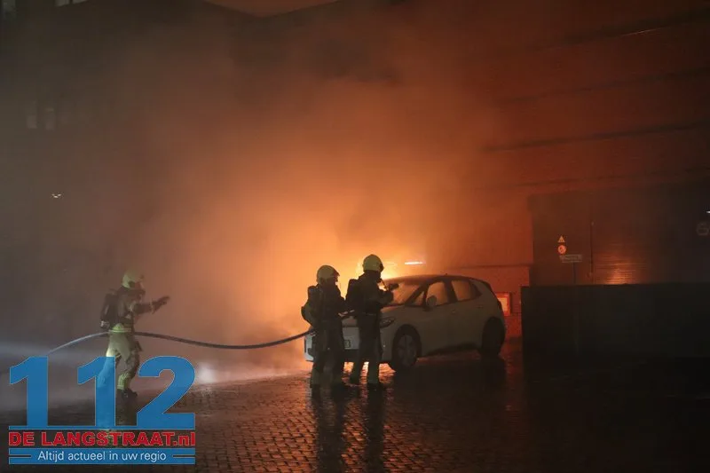 Politie onderzoekt brandstichting na verwoestende brand: Drie handhavingsauto’s uitgebrand bij gemeentehuis Waalwijk 112 De Langstraat