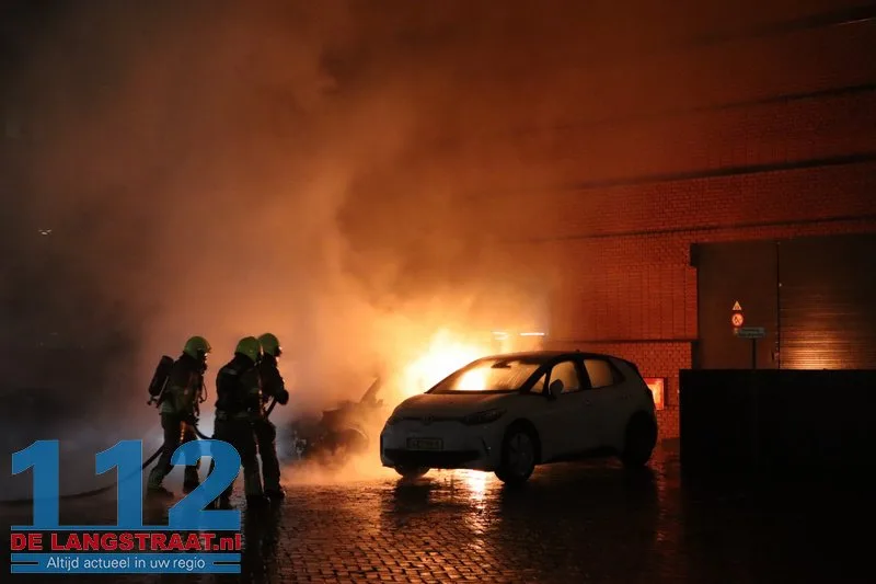 Politie zoekt scooterrijders na brandstichting handhavingsauto’s bij gemeentehuis Waalwijk 112 De Langstraat