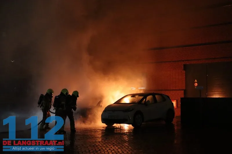 Politie onderzoekt brandstichting na verwoestende brand: Drie handhavingsauto’s uitgebrand bij gemeentehuis Waalwijk 112 De Langstraat