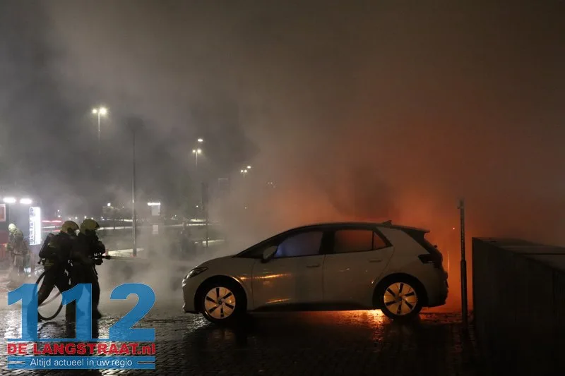 Politie onderzoekt brandstichting na verwoestende brand: Drie handhavingsauto’s uitgebrand bij gemeentehuis Waalwijk 112 De Langstraat