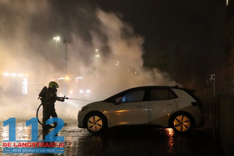 Politie onderzoekt brandstichting na verwoestende brand: Drie handhavingsauto’s uitgebrand bij gemeentehuis Waalwijk 112 De Langstraat