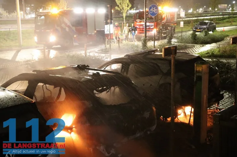 Politie onderzoekt brandstichting na verwoestende brand: Drie handhavingsauto’s uitgebrand bij gemeentehuis Waalwijk 112 De Langstraat
