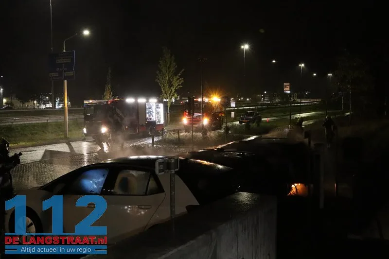 Politie onderzoekt brandstichting na verwoestende brand: Drie handhavingsauto’s uitgebrand bij gemeentehuis Waalwijk 112 De Langstraat