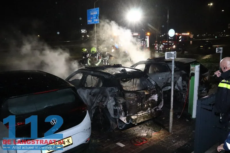 Politie onderzoekt brandstichting na verwoestende brand: Drie handhavingsauto’s uitgebrand bij gemeentehuis Waalwijk 112 De Langstraat