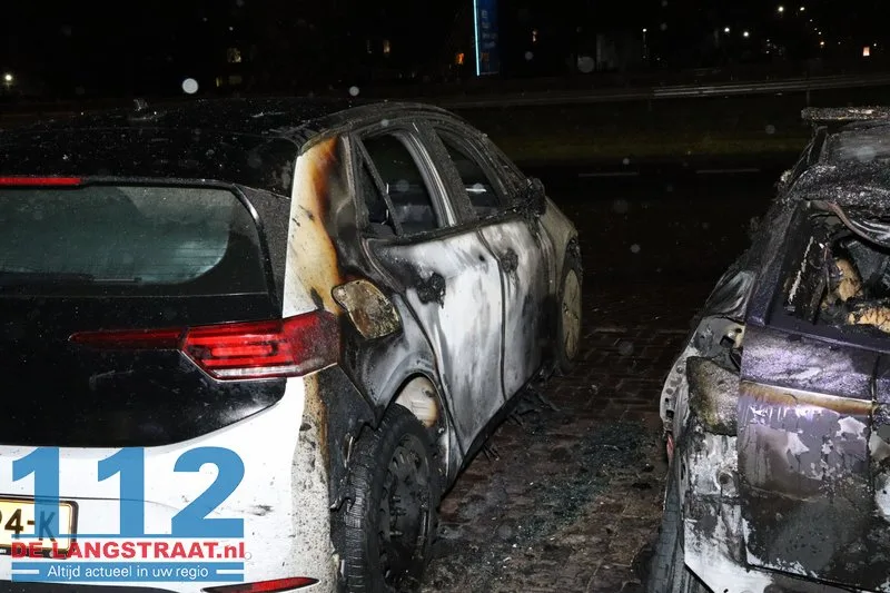 Politie onderzoekt brandstichting na verwoestende brand: Drie handhavingsauto’s uitgebrand bij gemeentehuis Waalwijk 112 De Langstraat