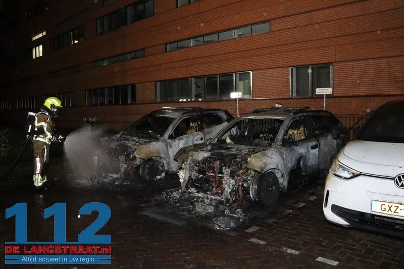 Politie onderzoekt brandstichting na verwoestende brand: Drie handhavingsauto’s uitgebrand bij gemeentehuis Waalwijk 112 De Langstraat