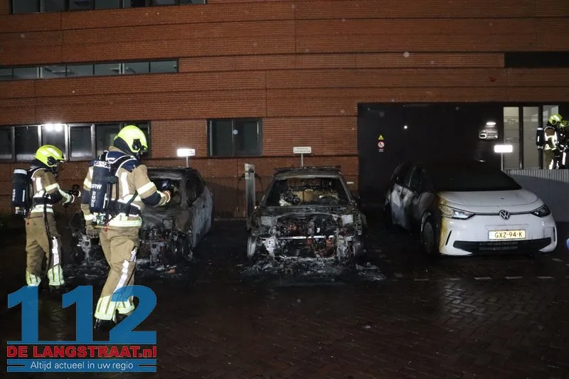Politie onderzoekt brandstichting na verwoestende brand: Drie handhavingsauto’s uitgebrand bij gemeentehuis Waalwijk 112 De Langstraat