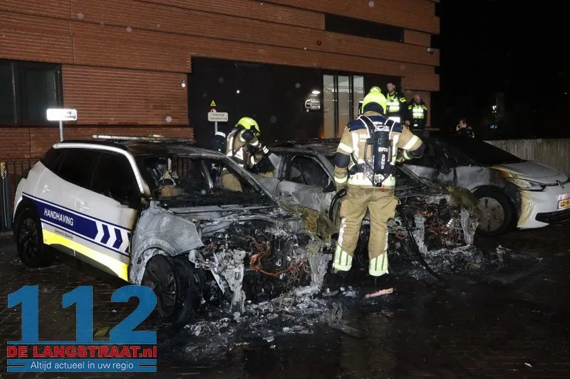 Politie onderzoekt brandstichting na verwoestende brand: Drie handhavingsauto’s uitgebrand bij gemeentehuis Waalwijk 112 De Langstraat