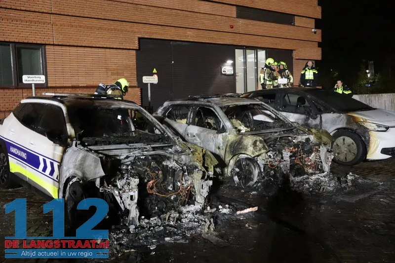 Politie onderzoekt brandstichting na verwoestende brand: Drie handhavingsauto’s uitgebrand bij gemeentehuis Waalwijk 112 De Langstraat