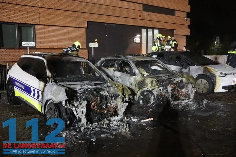 Politie onderzoekt brandstichting na verwoestende brand: Drie handhavingsauto’s uitgebrand bij gemeentehuis Waalwijk 112 De Langstraat