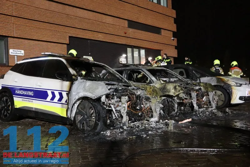 Politie onderzoekt brandstichting na verwoestende brand: Drie handhavingsauto’s uitgebrand bij gemeentehuis Waalwijk 112 De Langstraat