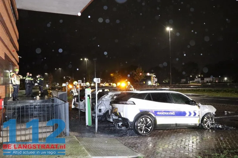 Politie onderzoekt brandstichting na verwoestende brand: Drie handhavingsauto’s uitgebrand bij gemeentehuis Waalwijk 112 De Langstraat