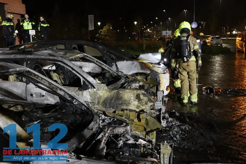 Politie onderzoekt brandstichting na verwoestende brand: Drie handhavingsauto’s uitgebrand bij gemeentehuis Waalwijk 112 De Langstraat