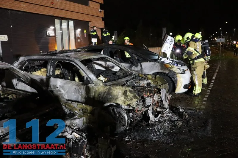 Politie onderzoekt brandstichting na verwoestende brand: Drie handhavingsauto’s uitgebrand bij gemeentehuis Waalwijk 112 De Langstraat