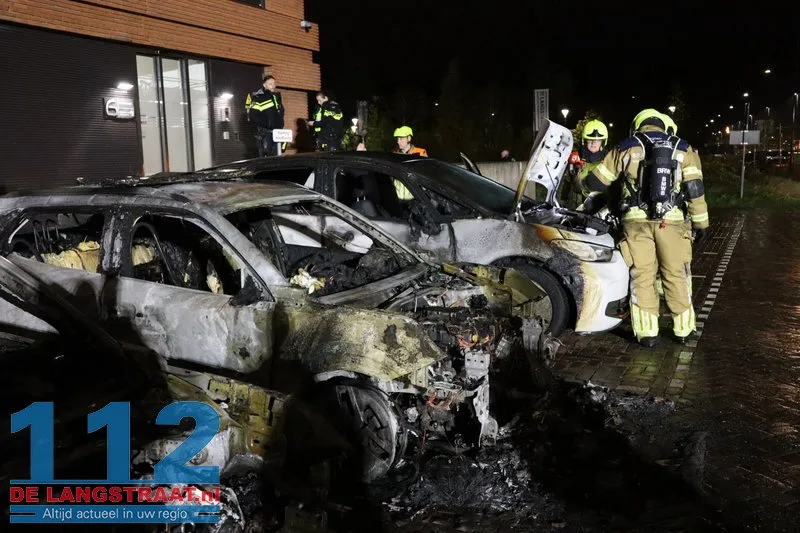 Politie onderzoekt brandstichting na verwoestende brand: Drie handhavingsauto’s uitgebrand bij gemeentehuis Waalwijk 112 De Langstraat