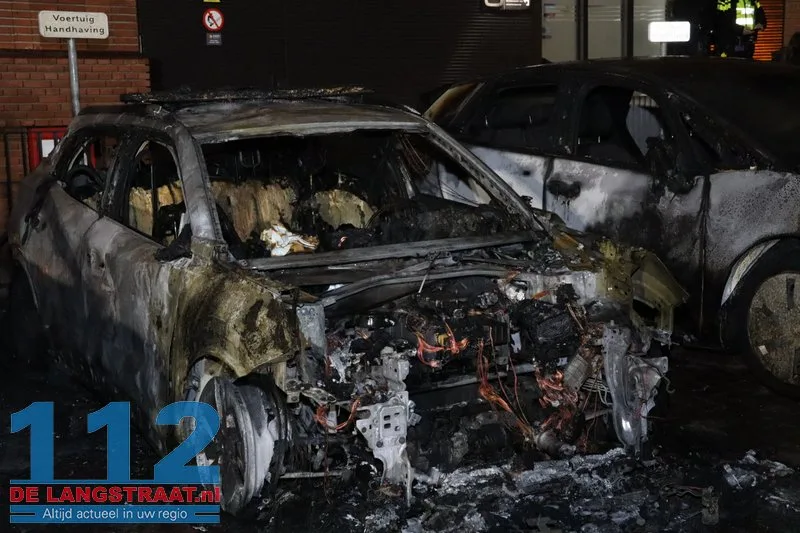 Politie onderzoekt brandstichting na verwoestende brand: Drie handhavingsauto’s uitgebrand bij gemeentehuis Waalwijk 112 De Langstraat