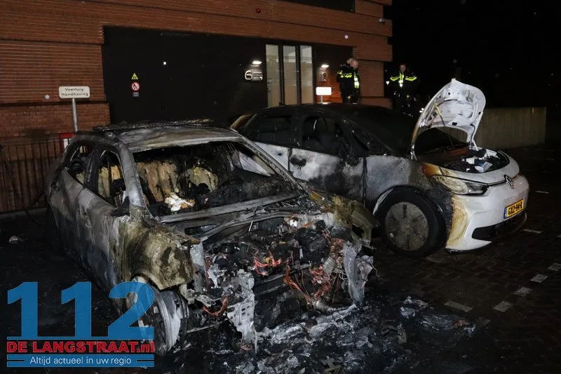 Politie onderzoekt brandstichting na verwoestende brand: Drie handhavingsauto’s uitgebrand bij gemeentehuis Waalwijk 112 De Langstraat