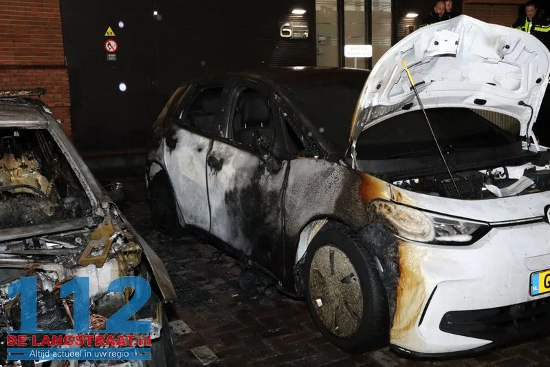 Politie onderzoekt brandstichting na verwoestende brand: Drie handhavingsauto’s uitgebrand bij gemeentehuis Waalwijk 112 De Langstraat