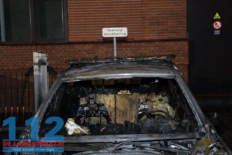 Politie onderzoekt brandstichting na verwoestende brand: Drie handhavingsauto’s uitgebrand bij gemeentehuis Waalwijk 112 De Langstraat