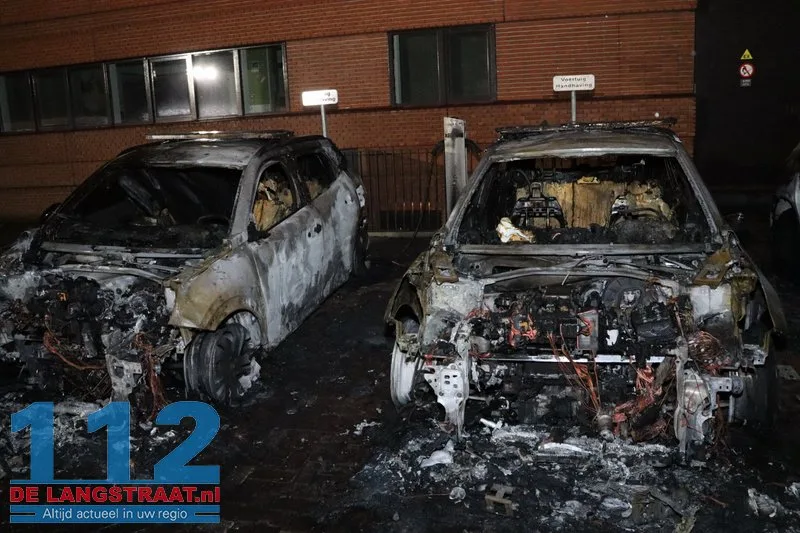Politie onderzoekt brandstichting na verwoestende brand: Drie handhavingsauto’s uitgebrand bij gemeentehuis Waalwijk 112 De Langstraat