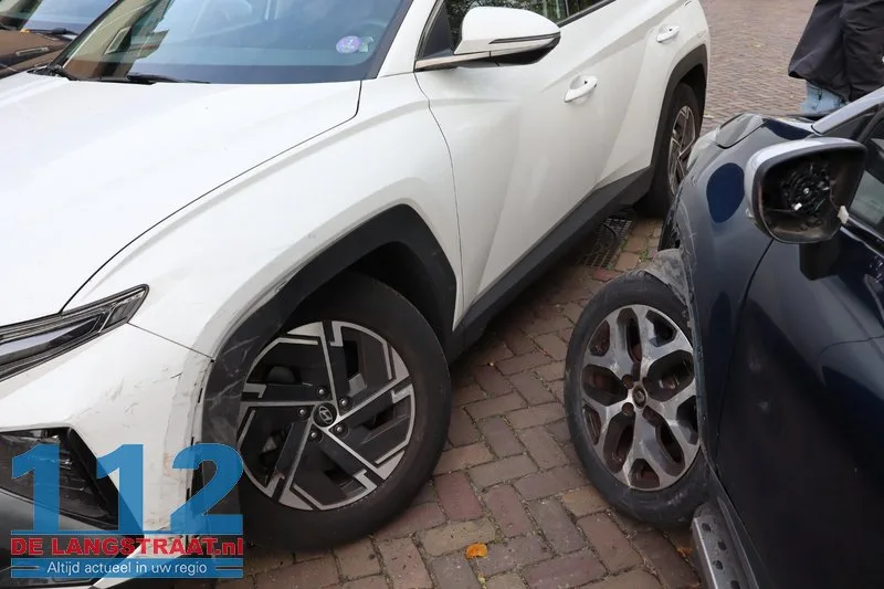Auto botst tegen tegenligger in Kaatsheuvel, drie voertuigen beschadigd en bestuurder naar ziekenhuis 112 De Langstraat