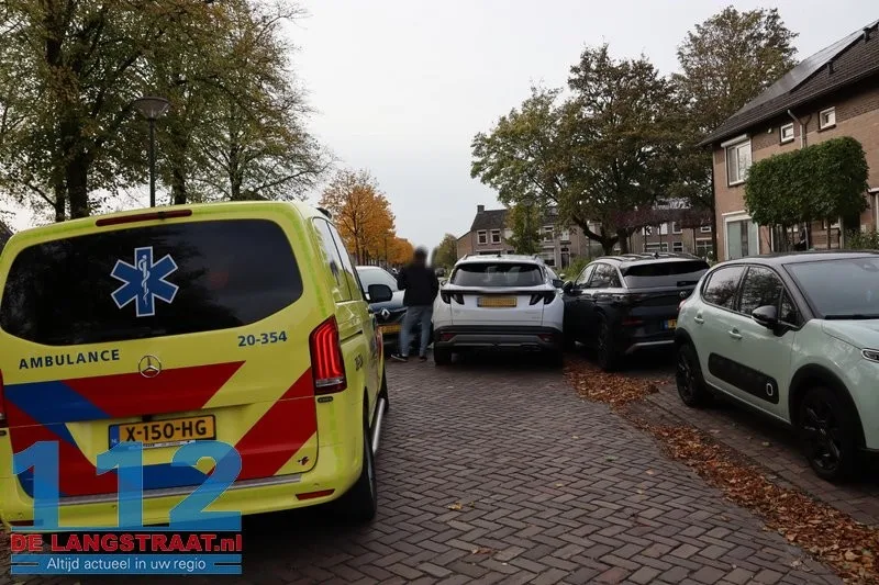 Auto botst tegen tegenligger in Kaatsheuvel, drie voertuigen beschadigd en bestuurder naar ziekenhuis 112 De Langstraat