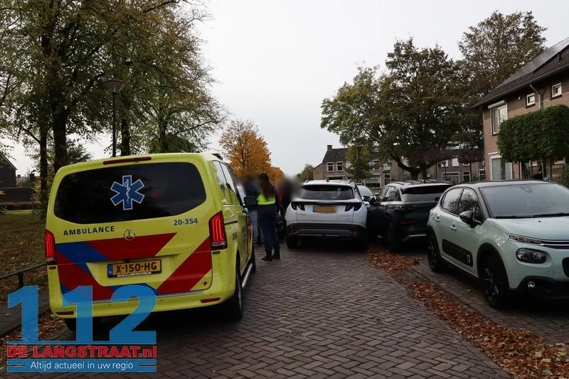 Auto botst tegen tegenligger in Kaatsheuvel, drie voertuigen beschadigd en bestuurder naar ziekenhuis 112 De Langstraat