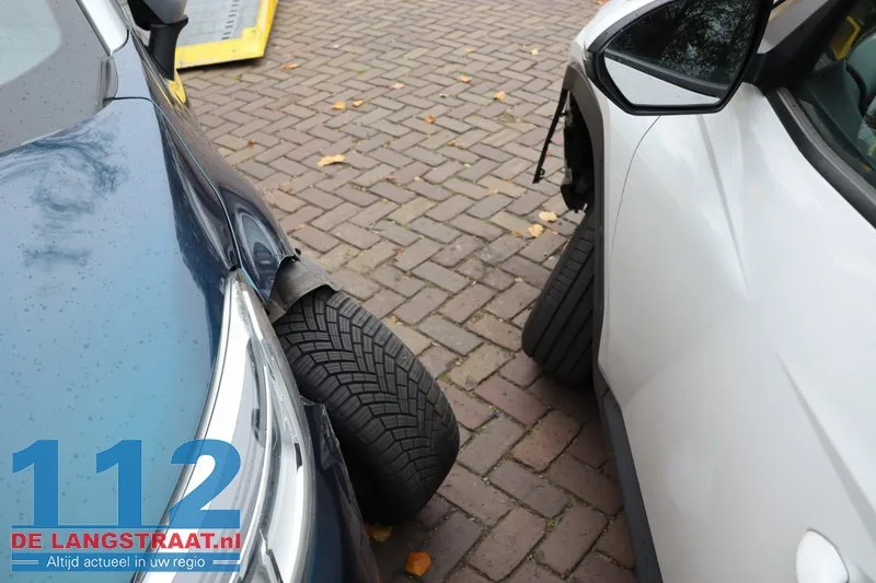 Auto botst tegen tegenligger in Kaatsheuvel, drie voertuigen beschadigd en bestuurder naar ziekenhuis 112 De Langstraat