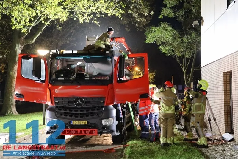 Chauffeur van betonpomp valt tijdens werkzaamheden en raakt gewond op parkeerplaats HAP: Brandweer verwijdert cabinedeur voor bevrijding 112 De Langstraat