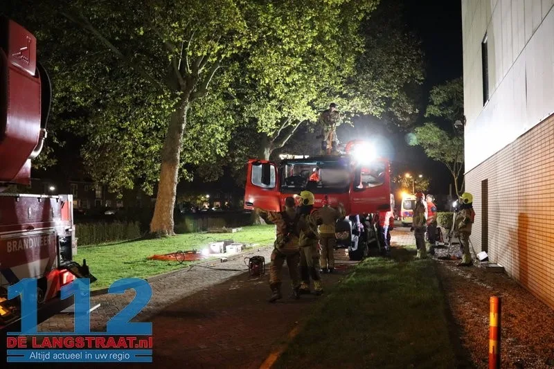 Chauffeur van betonpomp valt tijdens werkzaamheden en raakt gewond op parkeerplaats HAP: Brandweer verwijdert cabinedeur voor bevrijding 112 De Langstraat